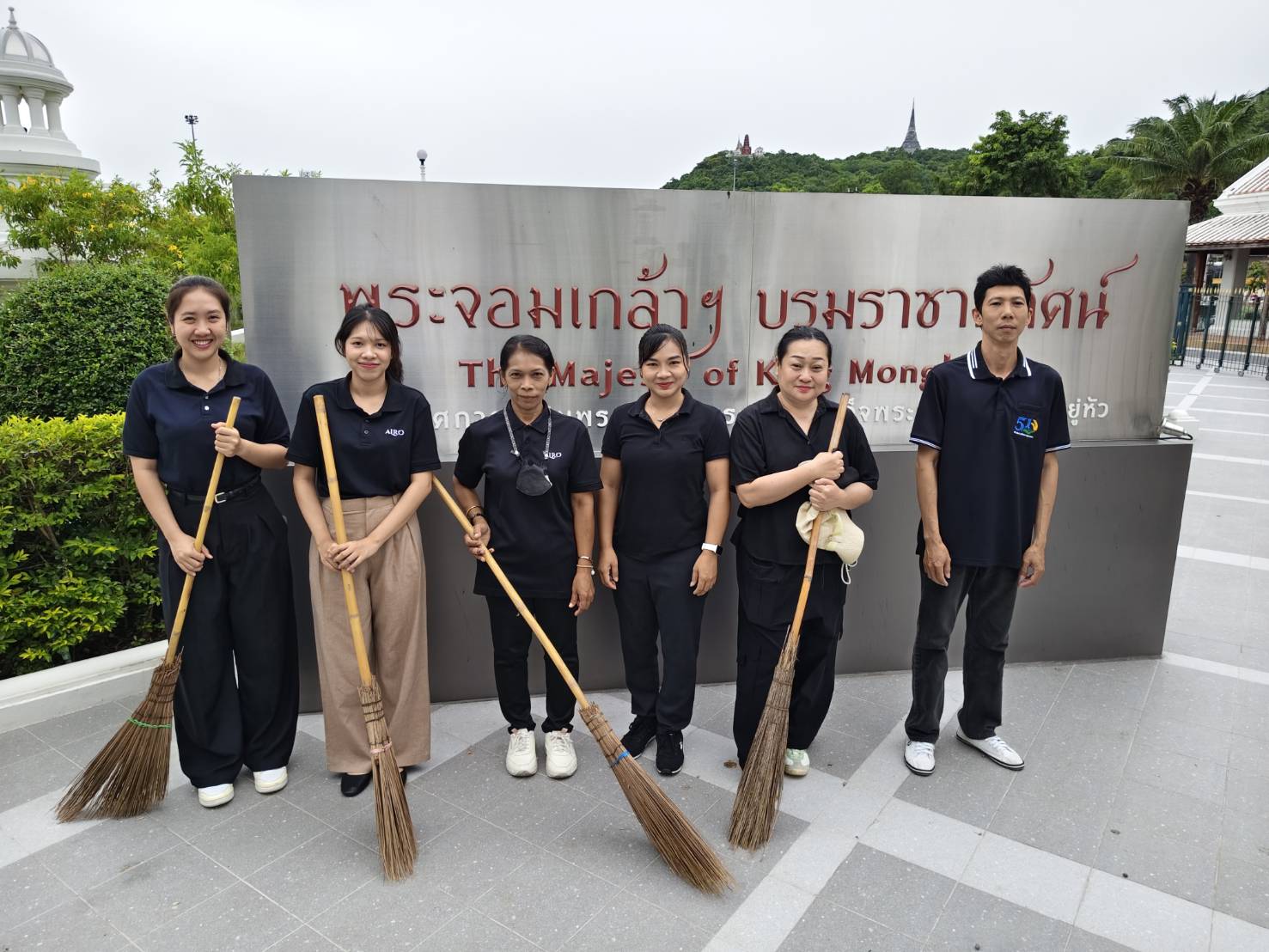 title - ปฏิรูปที่ดินจังหวัดเพชรบุรี มอบหมายให้ นางสาวปาริชาติ สนธิ ผู้อำนวยการกลุ่มกฎหมาย พร้อมด้วย เจ้าหน้าที่ ส.ป.ก.เพชรบุรี ร่วมกิจกรรมจิตอาสาการทำความสะอาด และปรับภูมิทัศน์พื้นที่บริเวณรอบอุทยานเฉลิมพระเกียรติ พระบาทสมเด็จพระจอมเกล้าเจ้าอยู่หัว